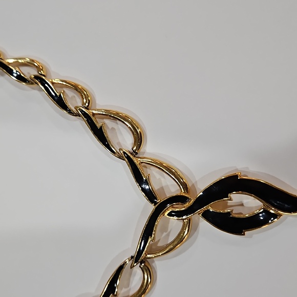 MONET Vintage Black Enamel Gold Tone Interlock Chain Black Pendant - Picture 3 of 13
